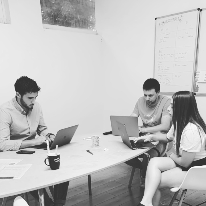 équipe en réunion - Agence de communication Nîmes