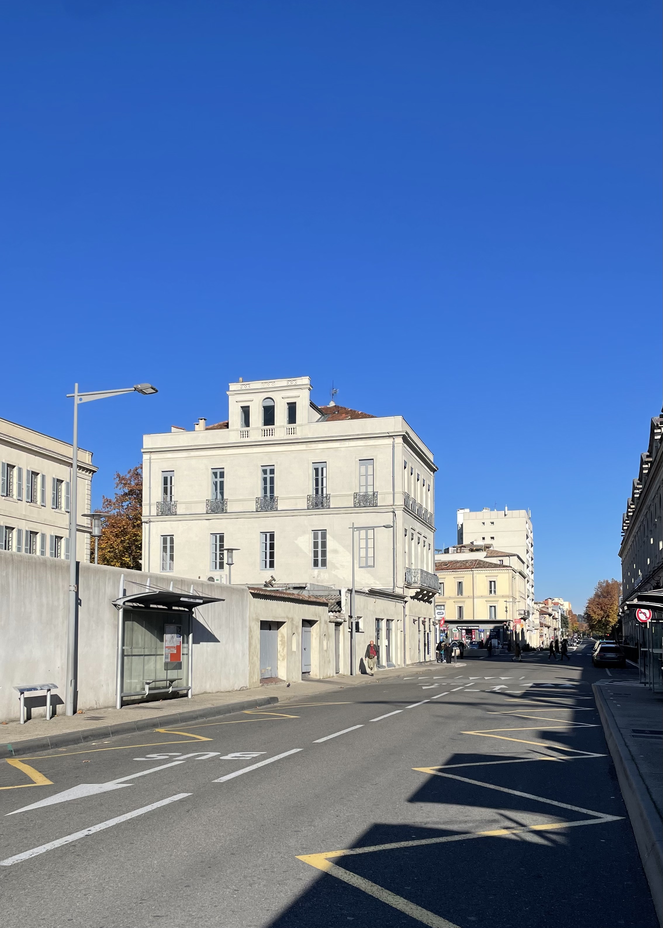 Siège de l'agence barcelona & co depuis les arrêts de bus à proximité - Agence de communication Nîmes