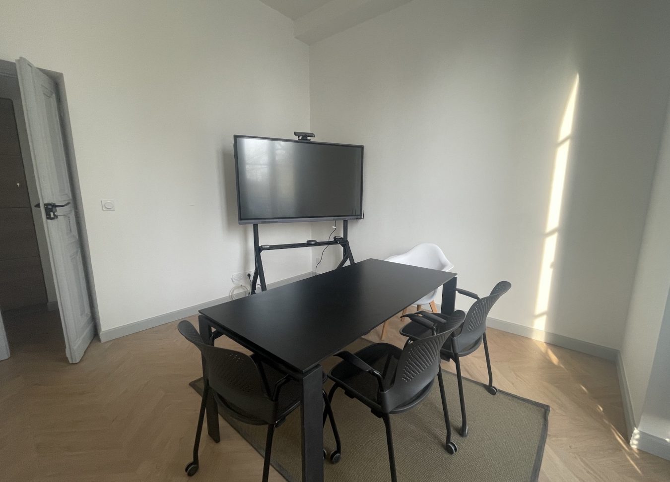 Salle de réunion aux bureaux les fleurs, agence de communication Nîmes